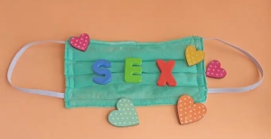 “Um novo estudo da Universidade de Harvand afirma que o acto sexual acarreta um risco de transmissão da Covid-19.” Será?
